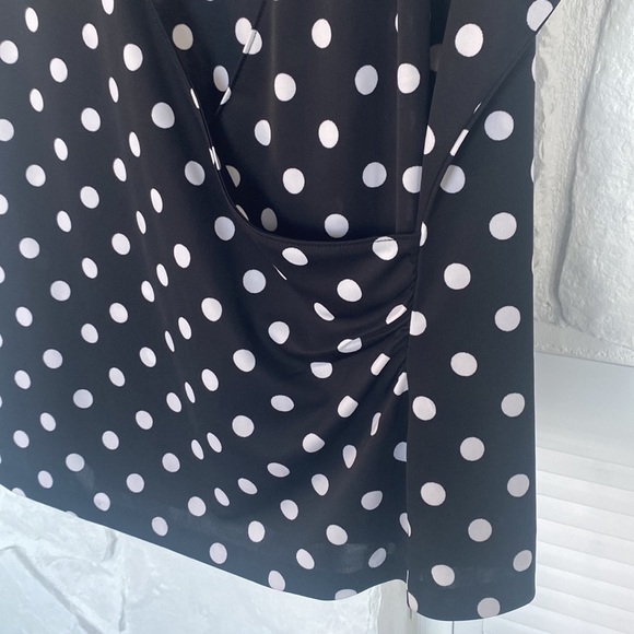 Jones New York black white polka dot V Neck, side gather, sleeveless top - Picture 5 of 13